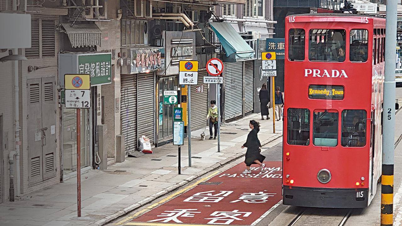 am專題｜路中心電車站如陷阱 運輸署髹紅油加警告字句 提醒駕駛者依例停車 保途人安全