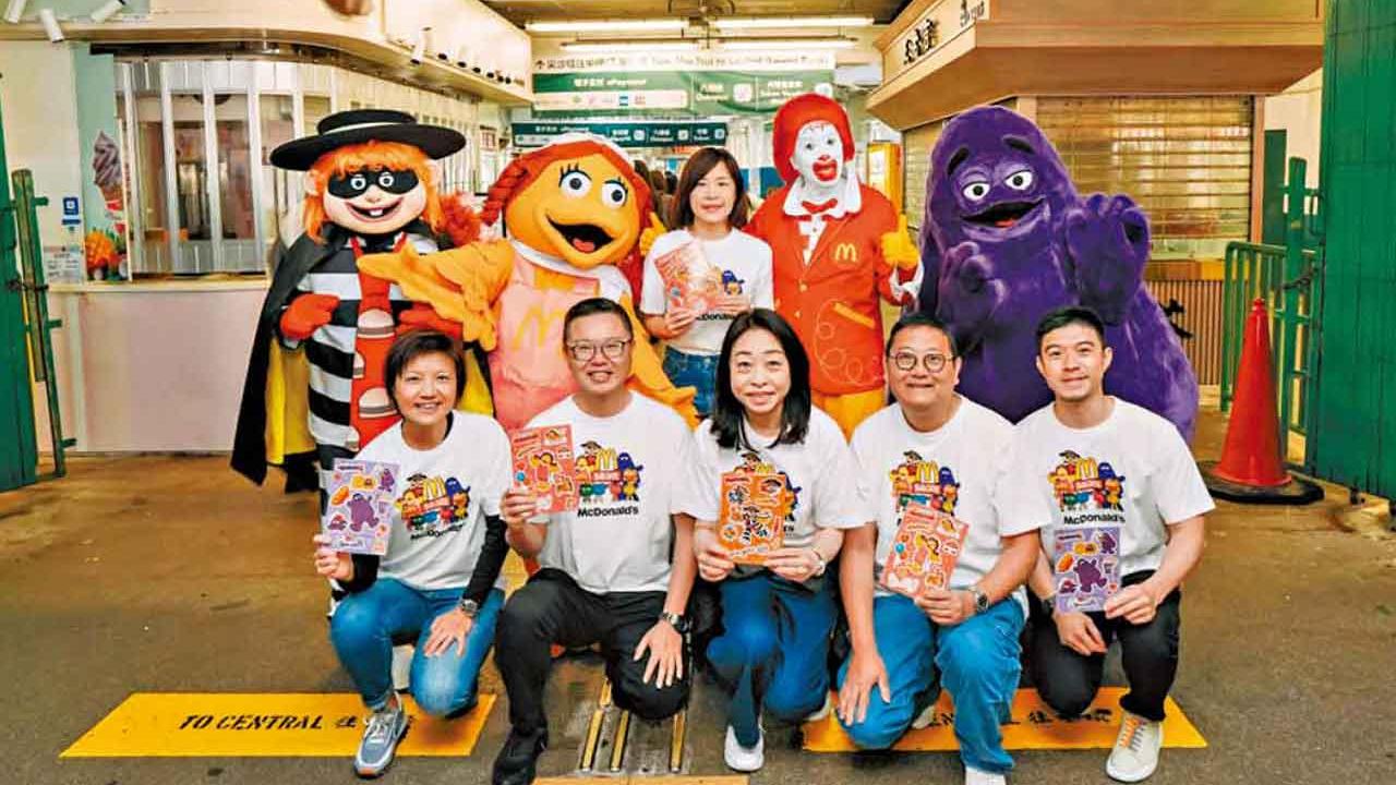請搭麥當勞主題天星小輪 麥當勞管理團隊與麥當勞樂園人物 驚喜現身尖沙咀碼頭 大派禮物送上新年祝福