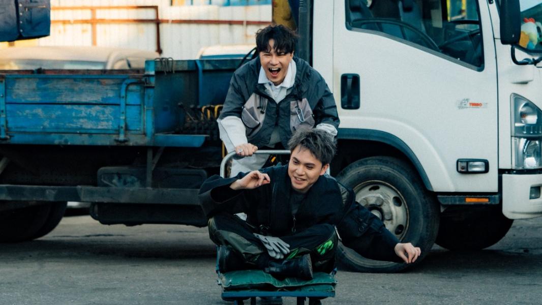 布志綸、KING吳崇銘驚喜聯手唱出男人心聲 MV化身廢車場職員自嘲同病相憐