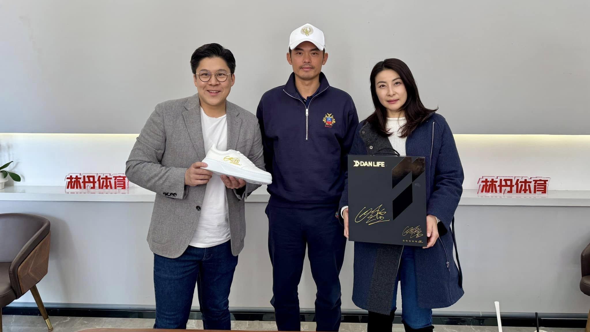 霍啟剛(左)攜同郭晶晶(右)與「超級丹」林丹見面，探討在香港引入「林丹盃」