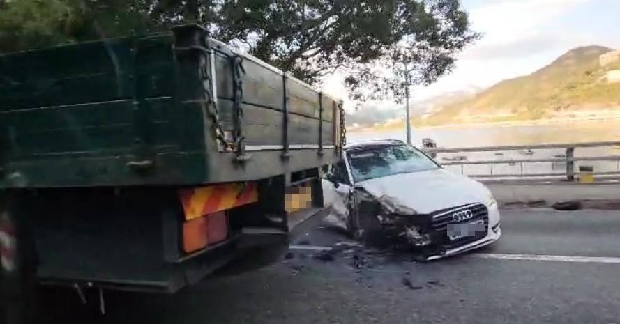 深水灣Audi私家車重型貨車相撞 一女子眼痛受傷