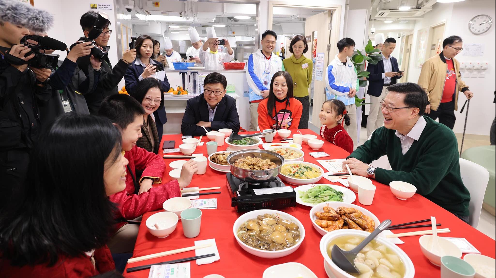 李家超與學生和基層家庭共進團年飯。(李家超FB)