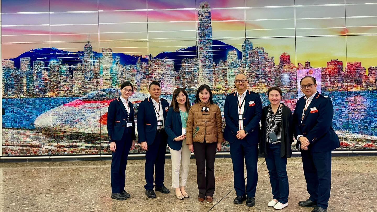 陳美寶(左四)視察高鐵西九龍站。(運輸及物流局FB)