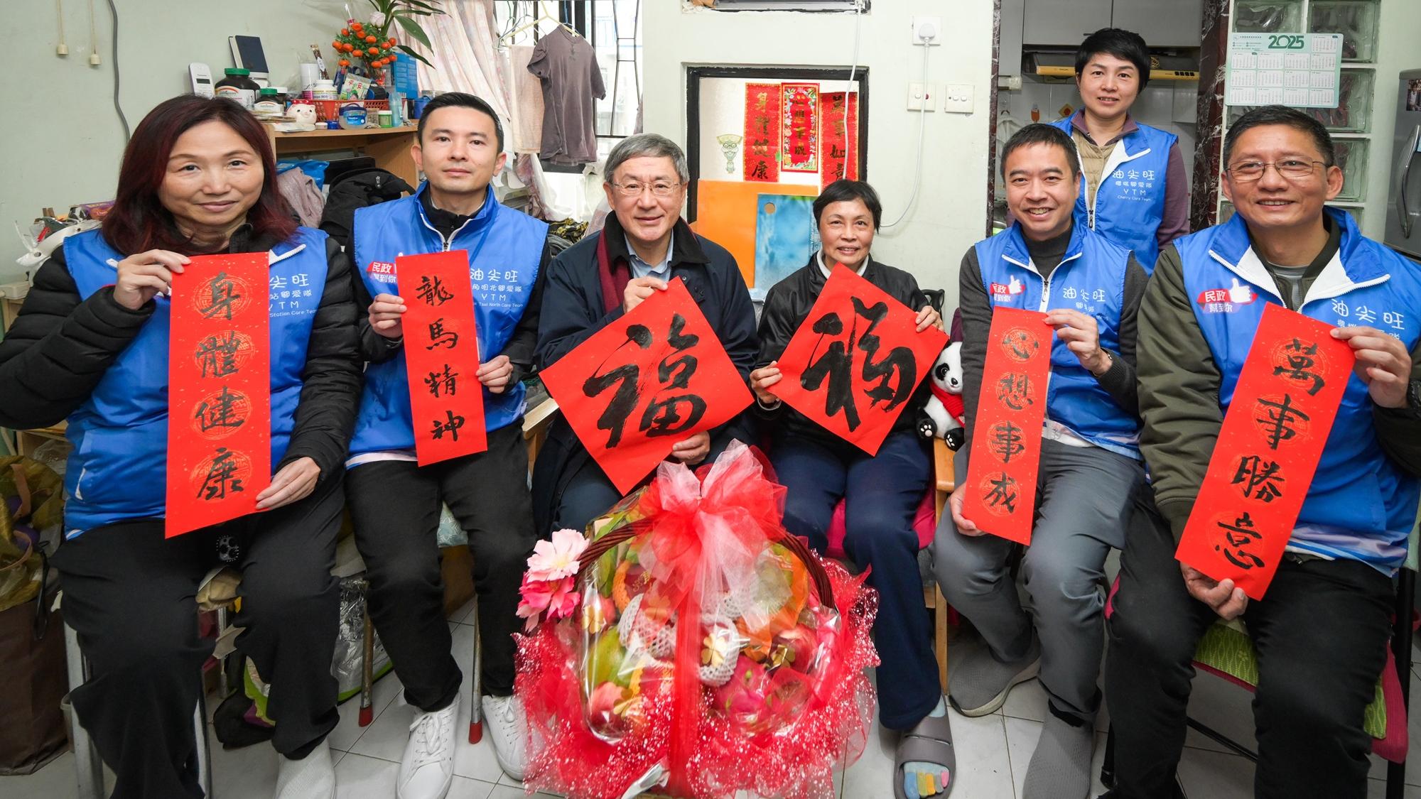 卓永興探訪大角咀的獨居長者和新移民家庭。(政府新聞處)