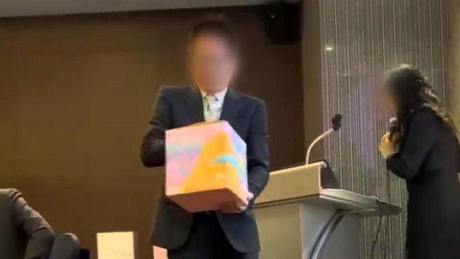 濟州航空關聯企業在空難後2天辦抽獎活動，總經理指照常發放獎金，引起員工歡呼(韓聯社圖片)