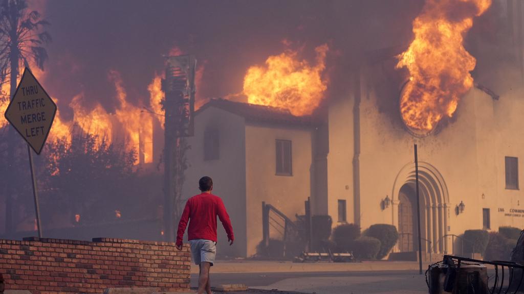 阿爾塔德納社區一座教堂被大火焚燒。(資料圖片)