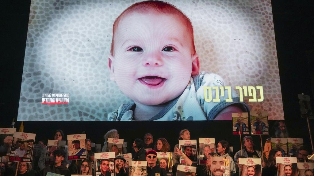 以色列特拉維夫周六有大批民眾集會，要求哈馬斯盡快釋放人質。會上播放最年輕人質Kfir Bibas的影片。(美聯社)