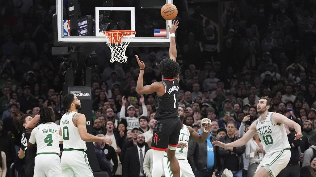 亞曼湯臣最後0.7秒起手，為火箭絕殺塞爾特人。(美聯社)