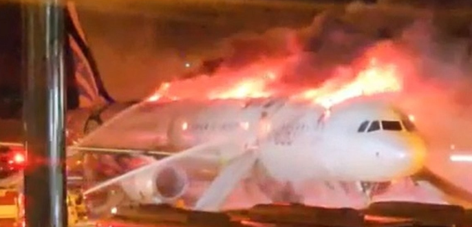 釜山航空往香港客機於金海機場起火。(韓聯社)