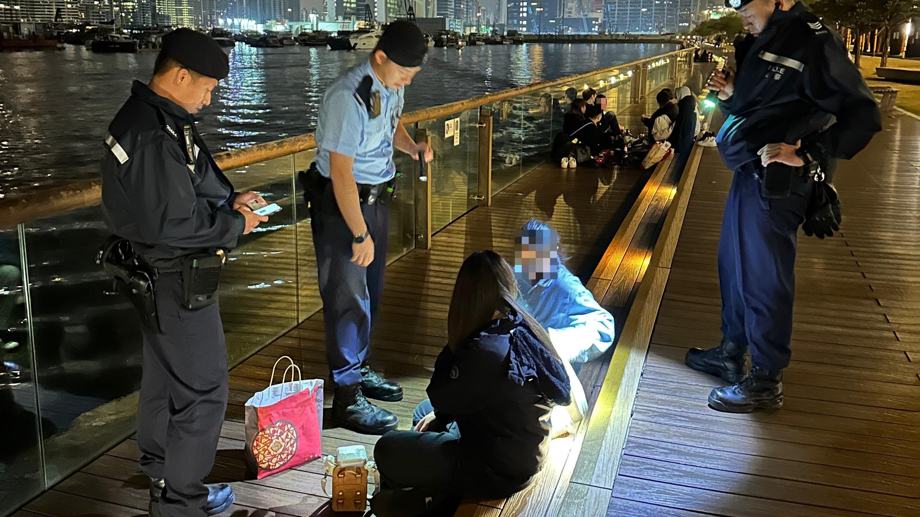 觀塘海濱晚上多青年聚集，警方巡查防止店舖向未成年人士賣酒