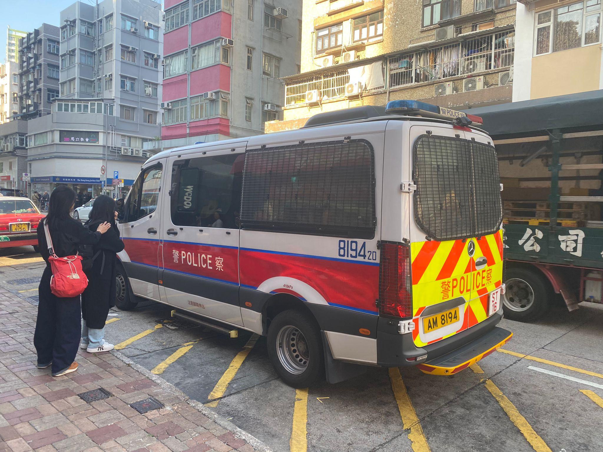 警沙田掃黃拘34歲內地女，檢避孕套及毛巾。(警方圖片)