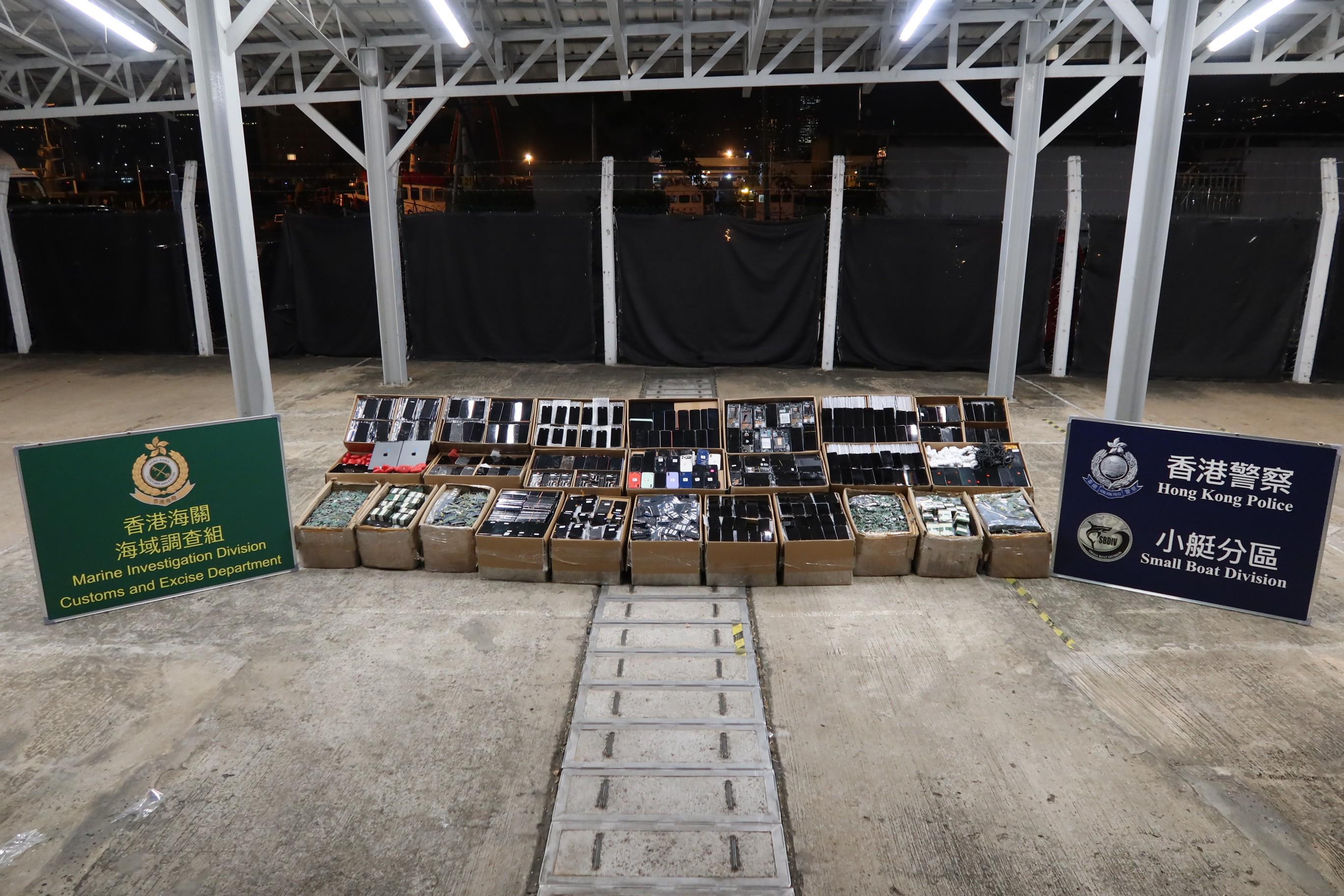 水警聯同海關流浮山反走私，檢115萬元舊電子產品及零件。(警方圖片)