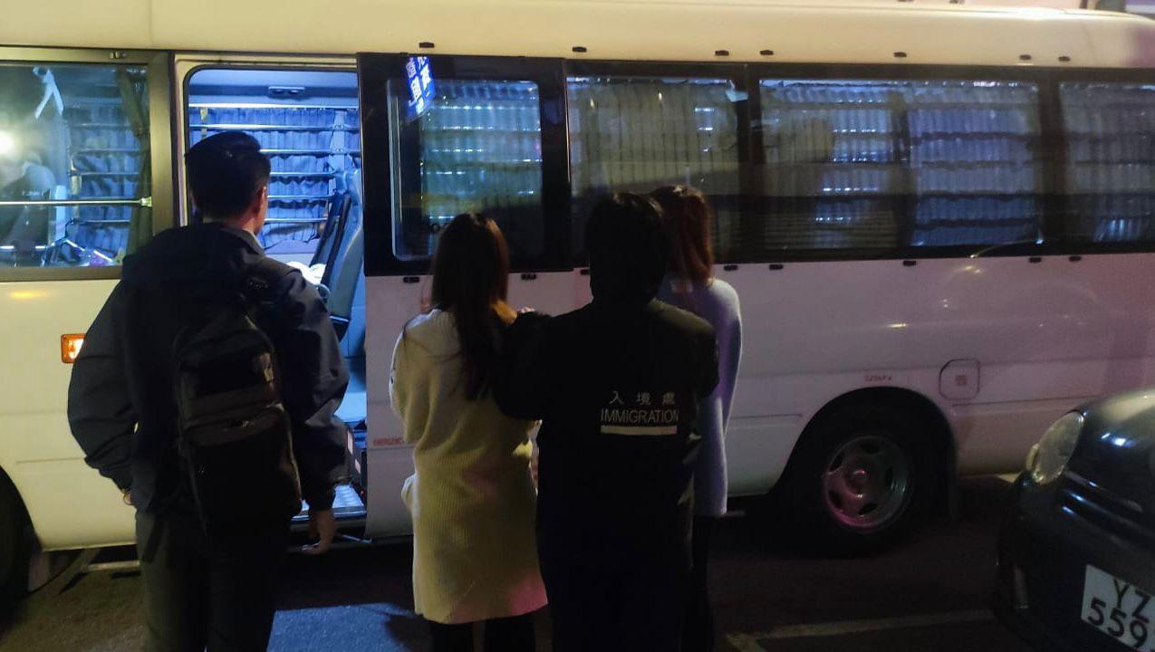 警聯同入境處多區掃黃反黑工拘27男女 (警方圖片)
