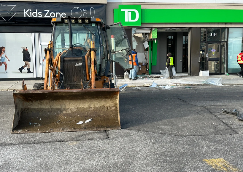 加拿大多倫多有竊賊開挖泥機砸破自動櫃員機搶錢(網上圖片)