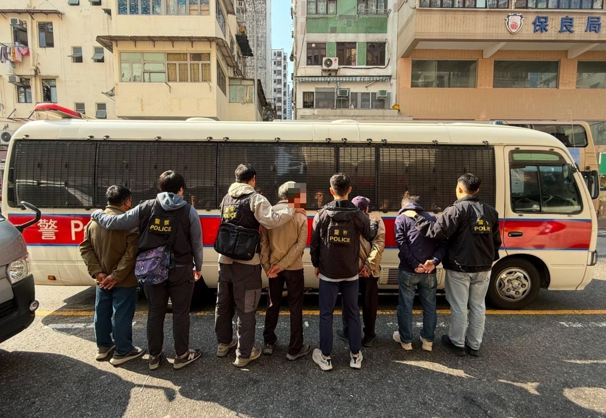 4名老翁於汝州街後巷聚賭被捕。(警方圖片)