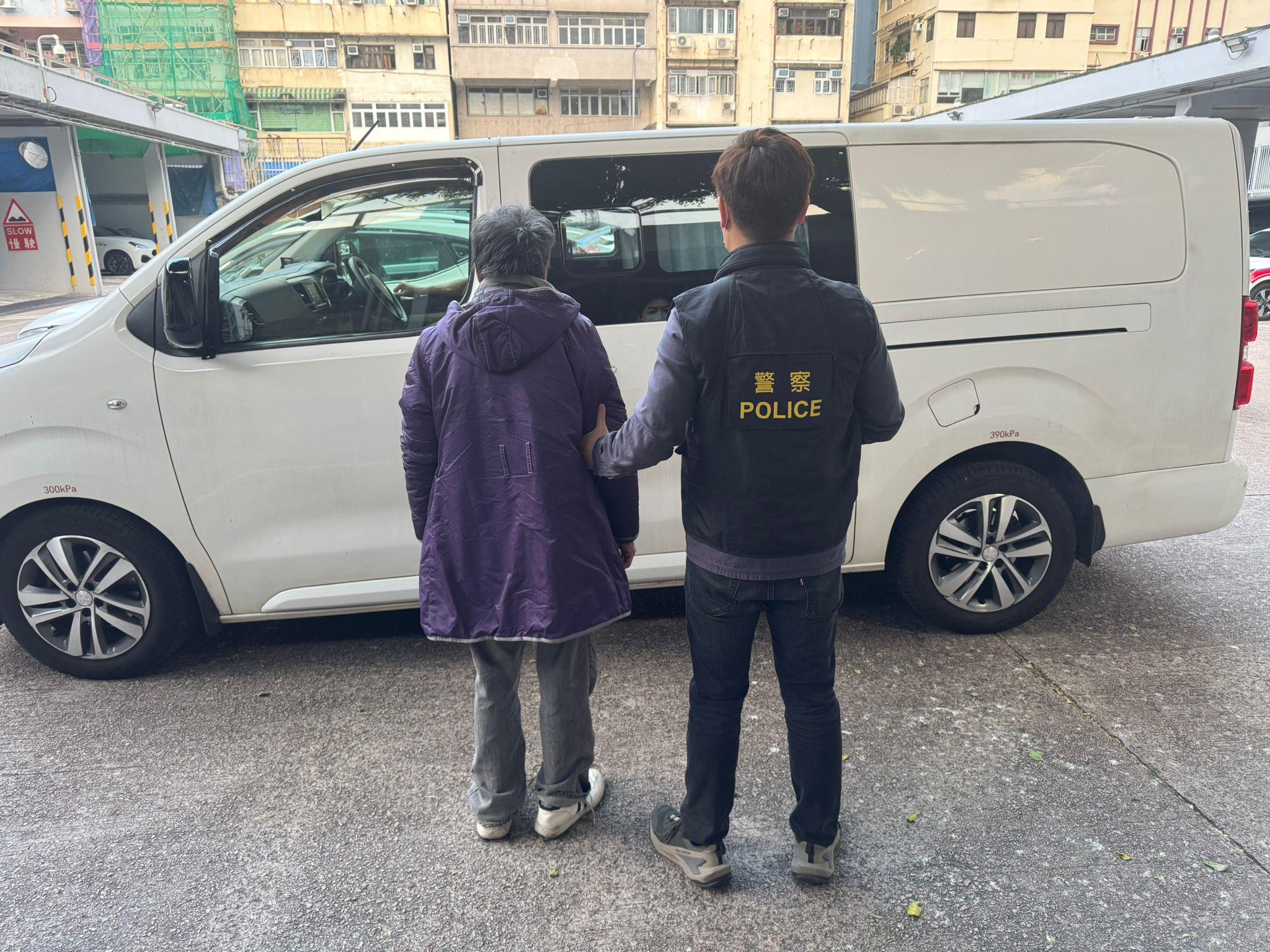 警方於旺角一單位內檢3000隻色情光碟，並拘捕一名69歲男。(警方圖片)