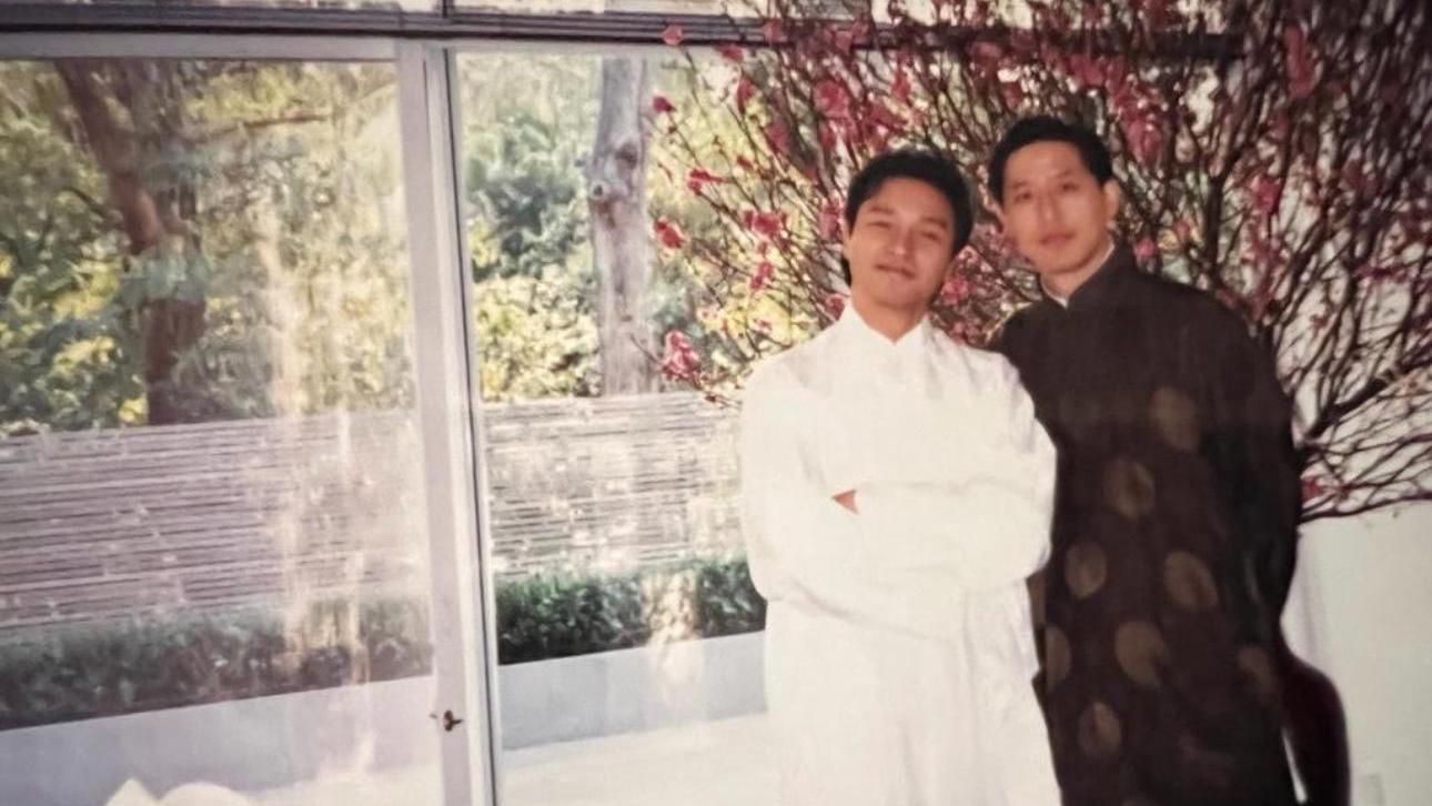 唐鶴德年初一出po 分享與「哥哥」張國榮昔日唐裝衫合照拜年