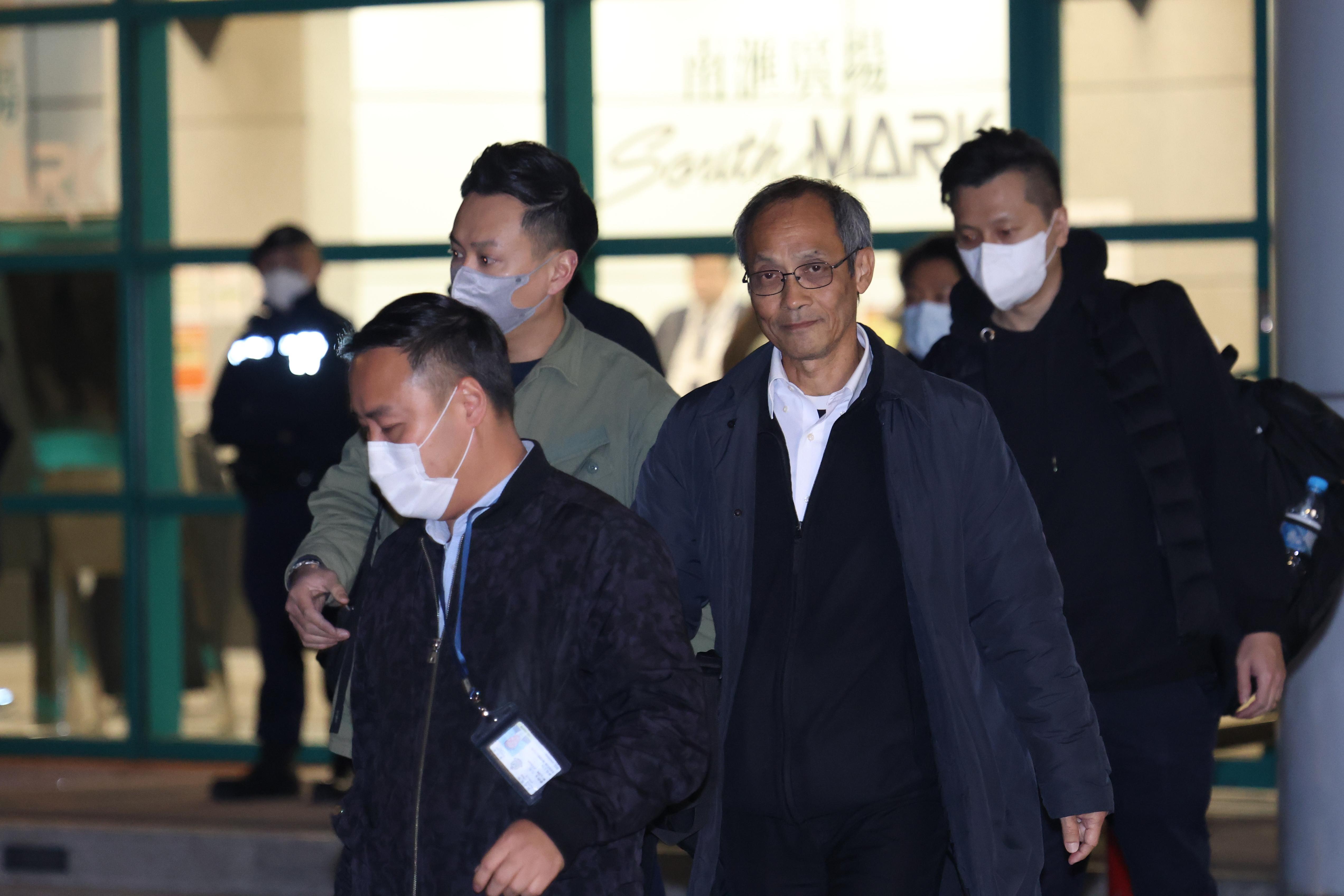 國安處人員由早上開始搜證，傍晚6時許在民意研究所辦公室帶走鍾庭耀，登上一架警方私家車。(資料圖片)