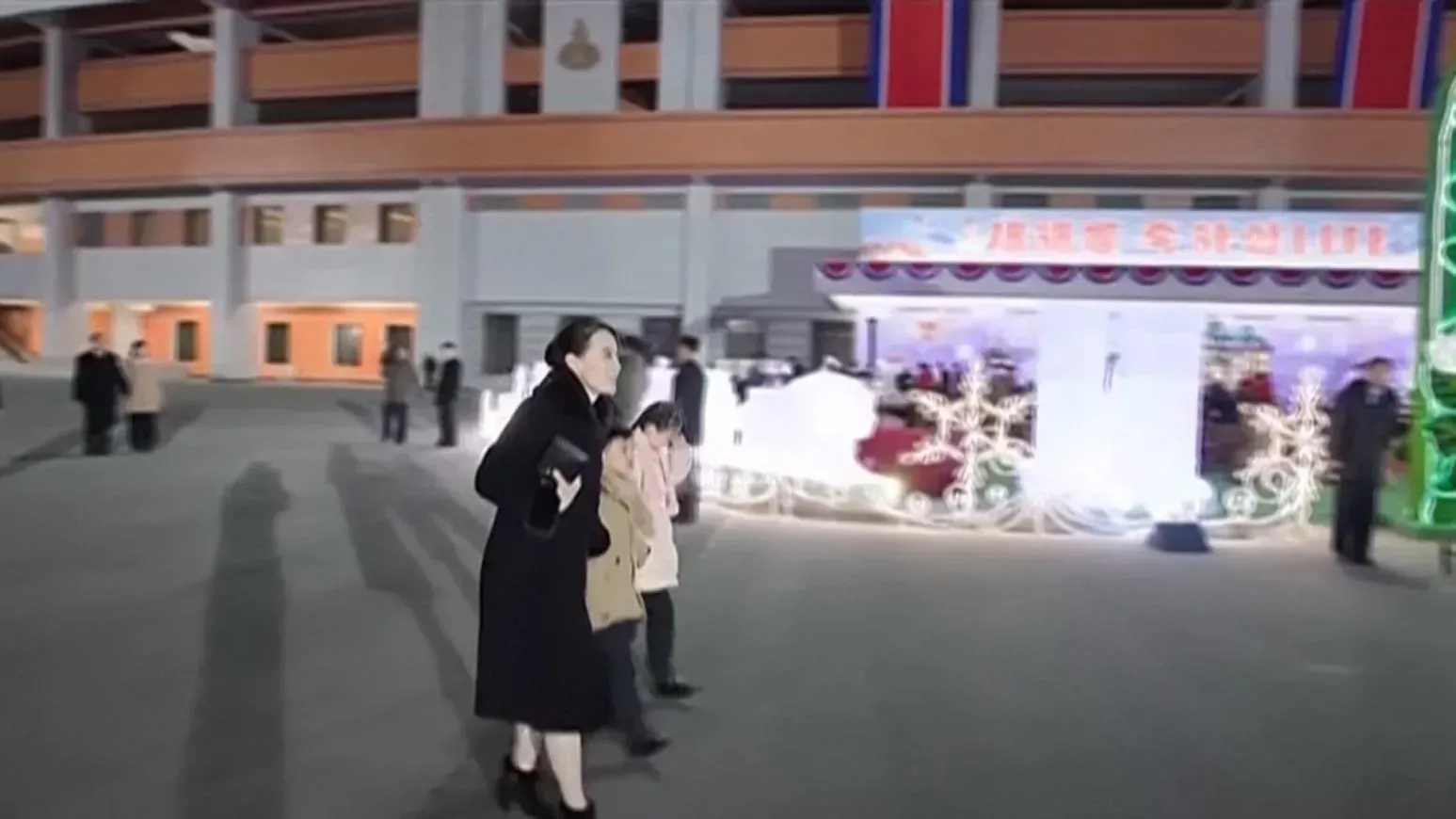 金與正被拍到攜兩童出席跨年活動　傳為親生子女