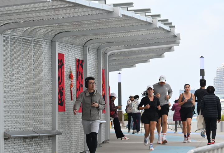市民在東岸板道跑步。 中通社圖片