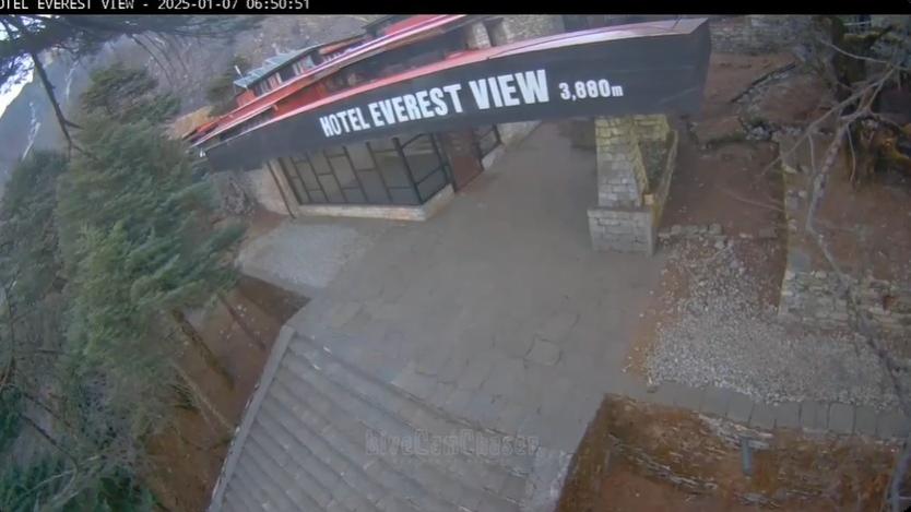 地震時，珠穆朗瑪峰一間酒店劇烈搖晃。(互聯網)