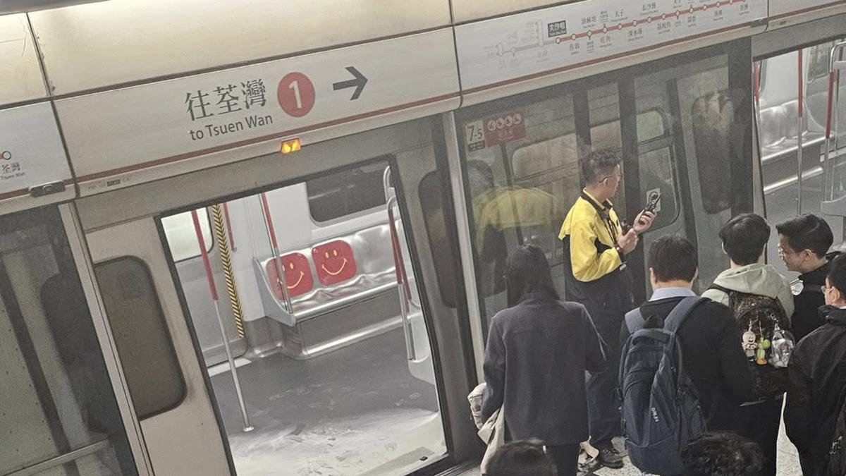 荃灣綫一列列車停靠尖沙咀站期間，有乘客的「尿袋」冒煙。(網上圖片)