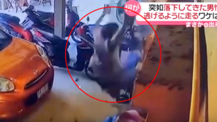 畫面顯示，男子從屋頂當場掉下來。（圖/翻攝NNN）