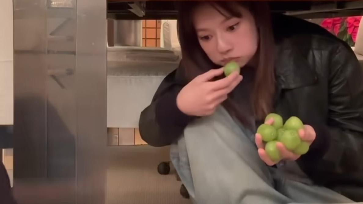 kayan9896嫁入豪門夢碎 怪異匿枱底狂食提子有原因？ 