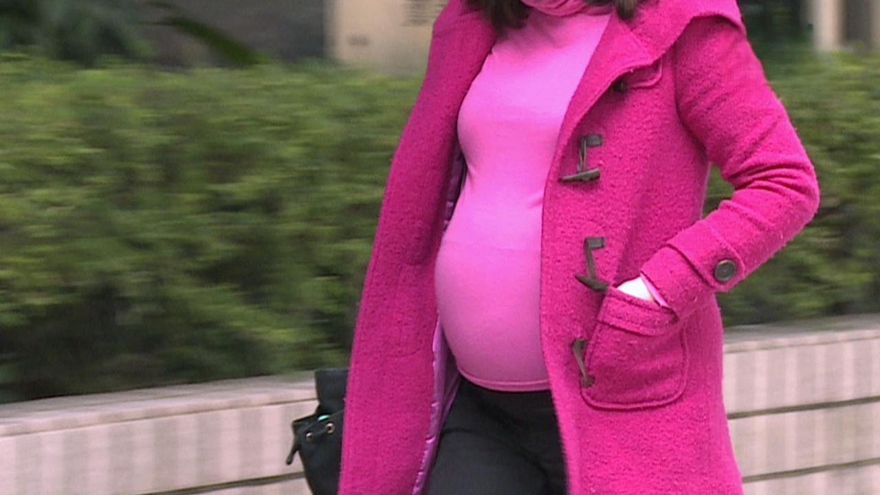 劉宇隆指孕婦可諮詢醫生意見，在明白好處和風險後，個人決定接種RSV疫苗。（港台圖片）