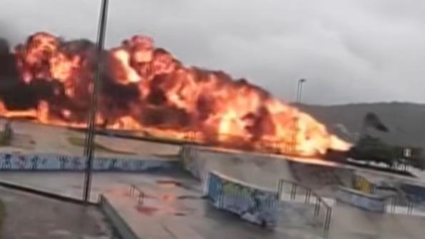 飛機在跑道滑行時爆出巨大火團。(互聯網)