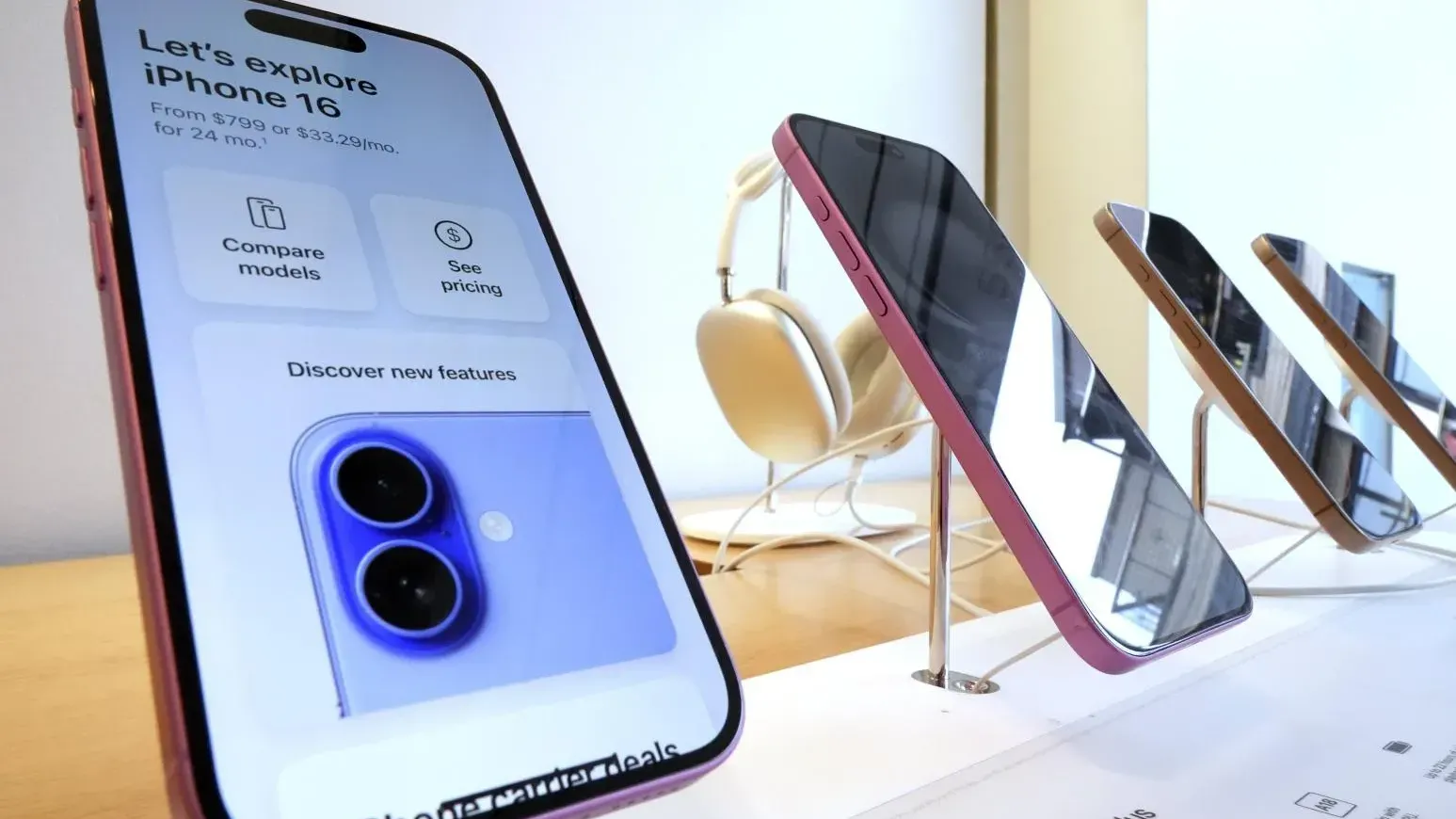 iPhone手機深受消費者喜愛。（圖/美聯社）