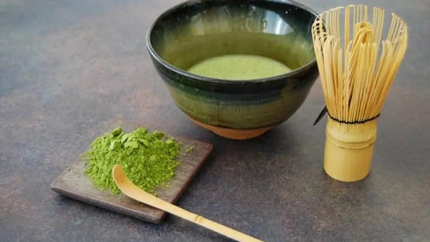 日媒報道，京都宇治抹茶去年秋季開始出現供不應求，據報有遊客購入大量抹茶，導致部分商店被迫停售，或實施限購。(互聯網)