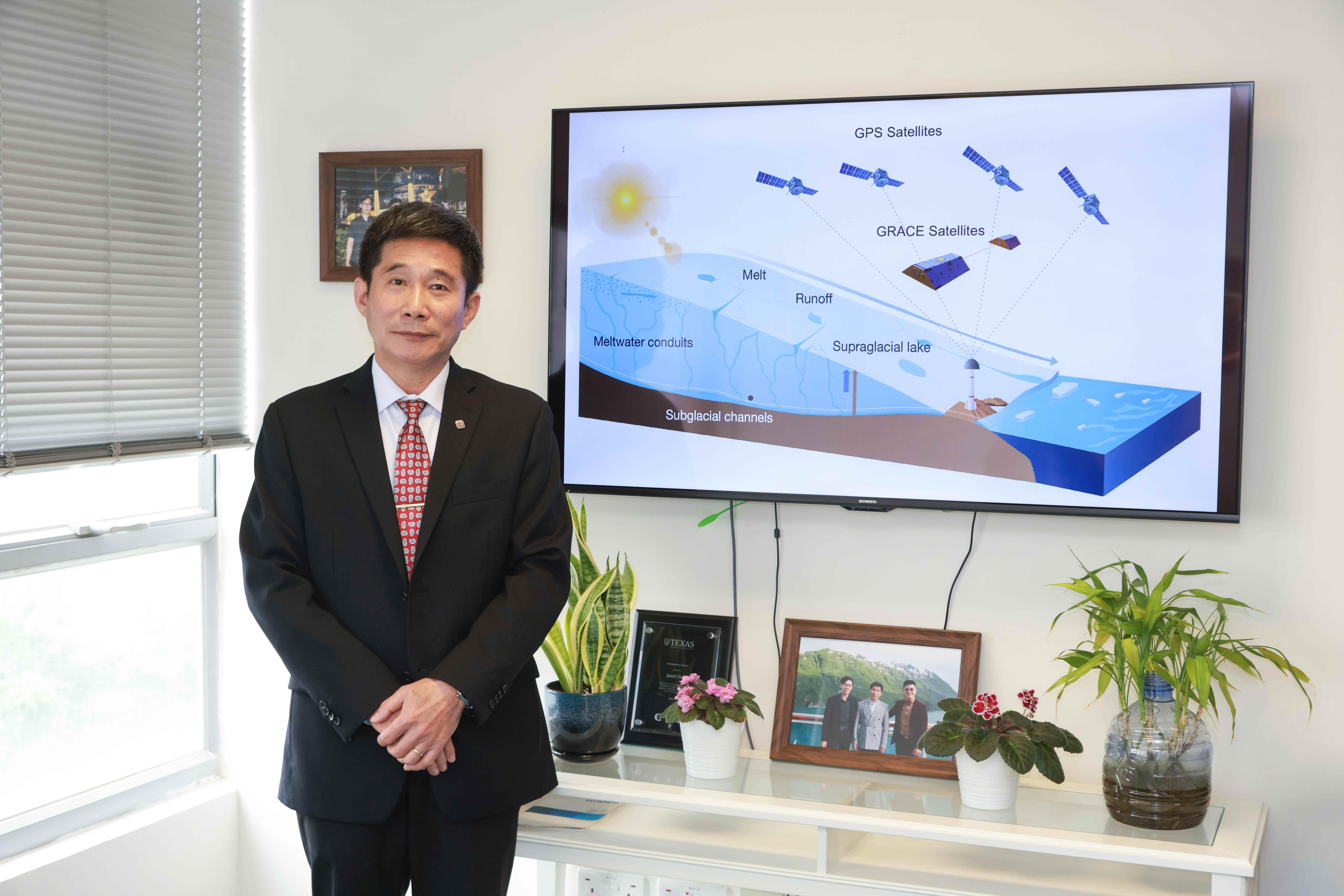  理大土地測量及地理資訊學系教授、土地及空間研究院核心成員陳劍利教授與國際研究團隊合作，分析格陵蘭的水文過程，包括融水儲量演變等，以了解冰蓋的消融機制及其對海平面上升的影響。（校方供圖）