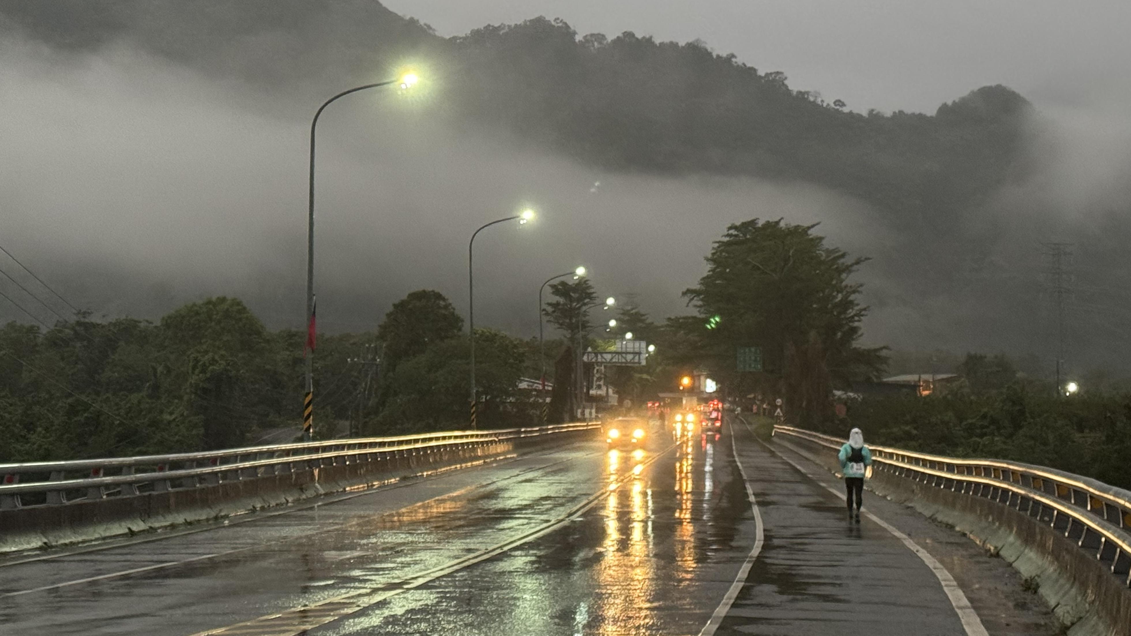 清晨雨中街頭的孤獨