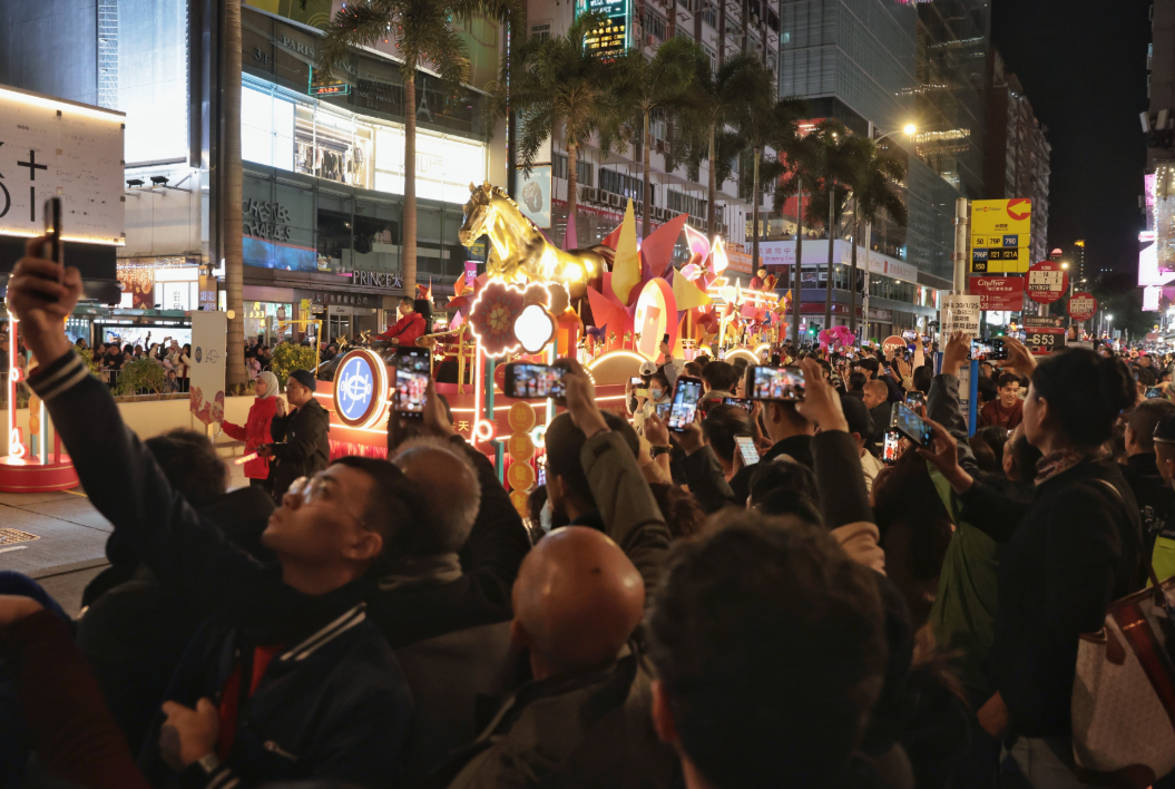 旅發局總幹事程鼎一表示，由年廿九至年初五共有約107萬旅客訪港，增幅達3%。圖為29日花車巡游吸引大批遊客觀賞。(中通社)