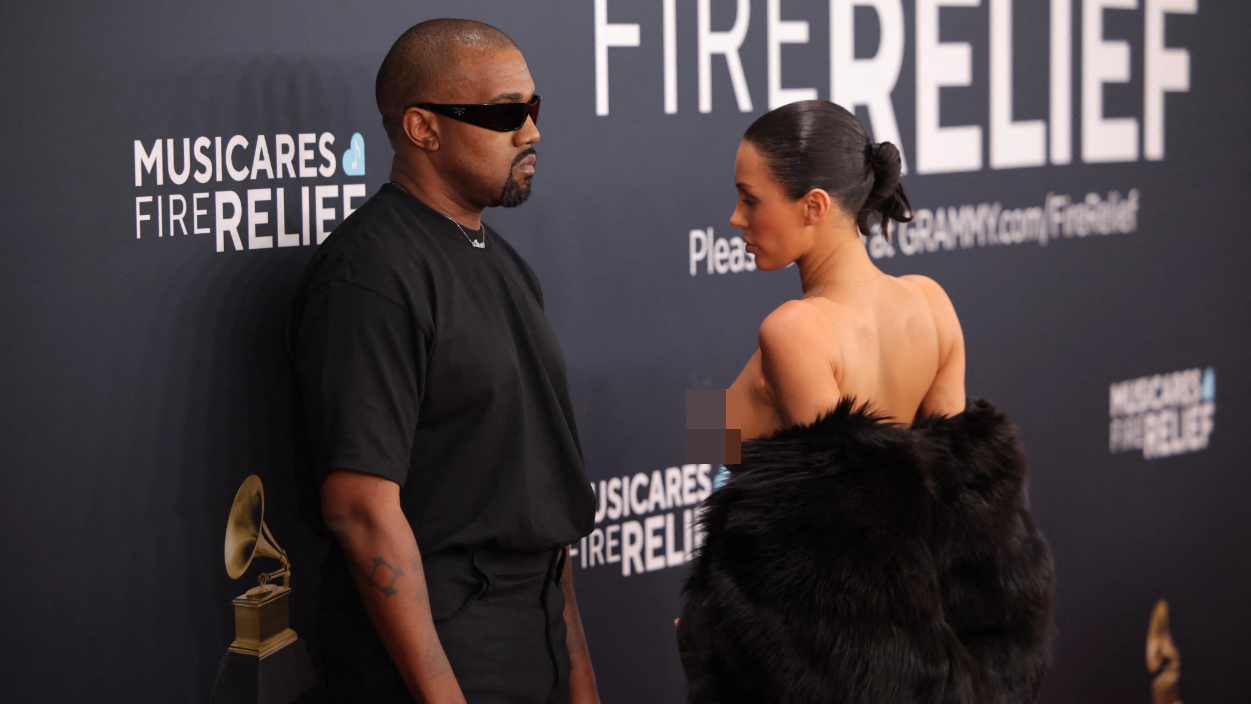 Kanye West與太太Bianca Censori出席格林美頒獎禮行紅地氈，其間Bianca突然脫下黑色皮草。