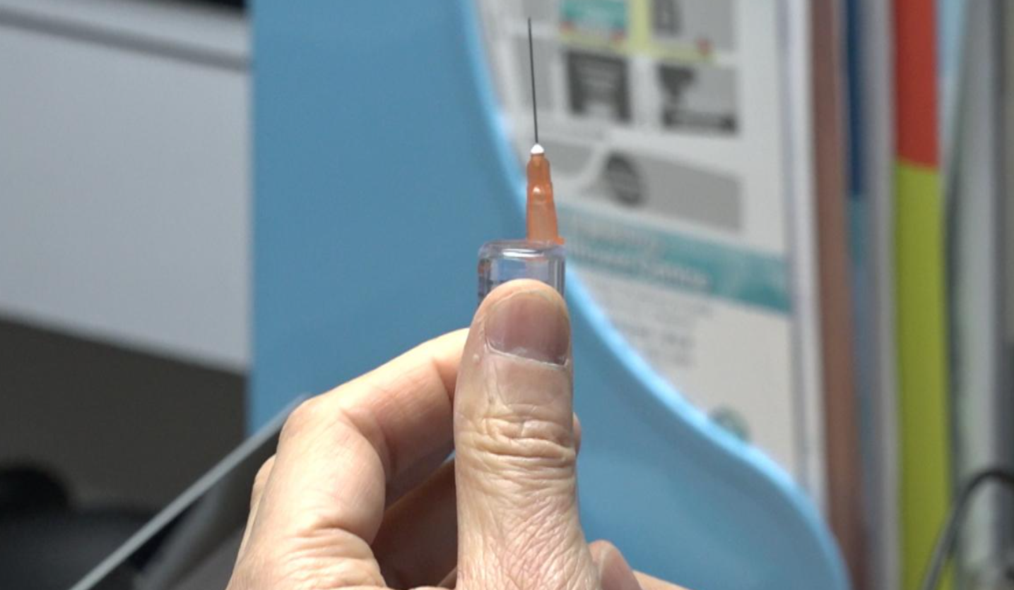 林永和形容疫苗供應充裕，如果有市民遇到部份診所無針打，不妨多問一至兩間。（港台圖片）