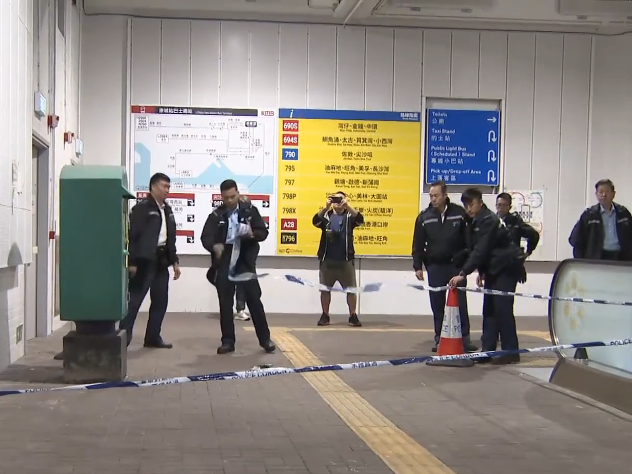 將軍澳郵筒起火，警列縱火追緝涉案男。(有線新聞截圖)