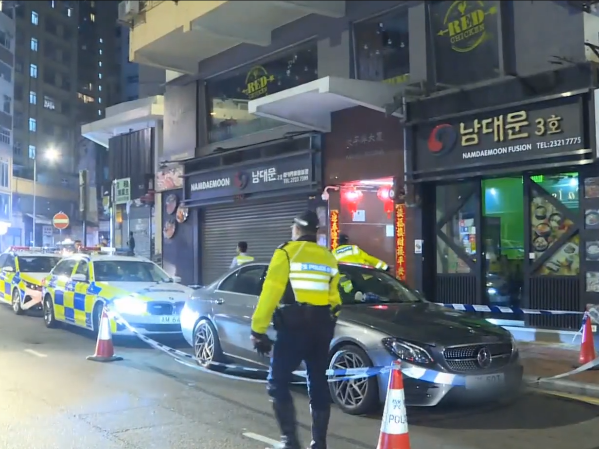 尖沙咀通緝犯開車遇查，4警合力制服拉出車。(有線新聞截圖)