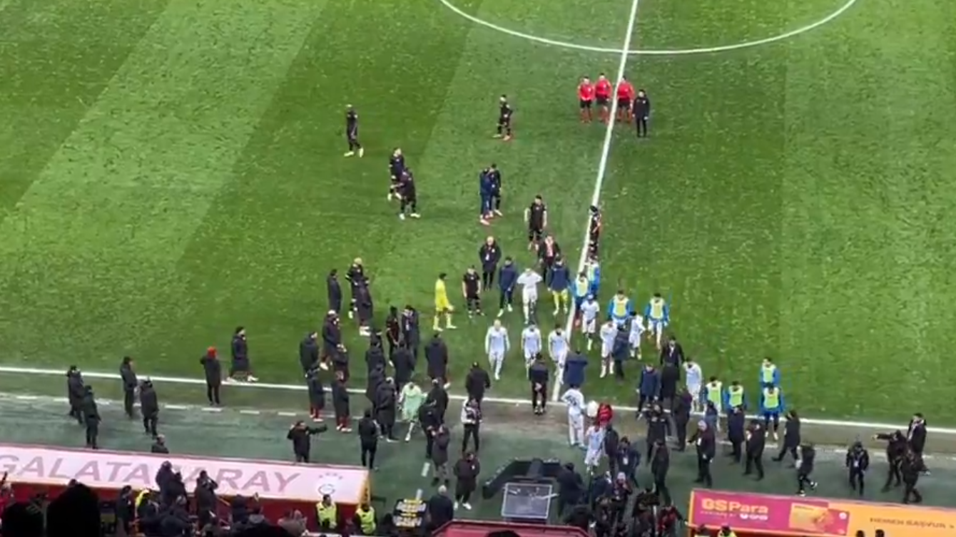 土耳其球會阿達納鐵路一度拉隊離場。(影片截圖)