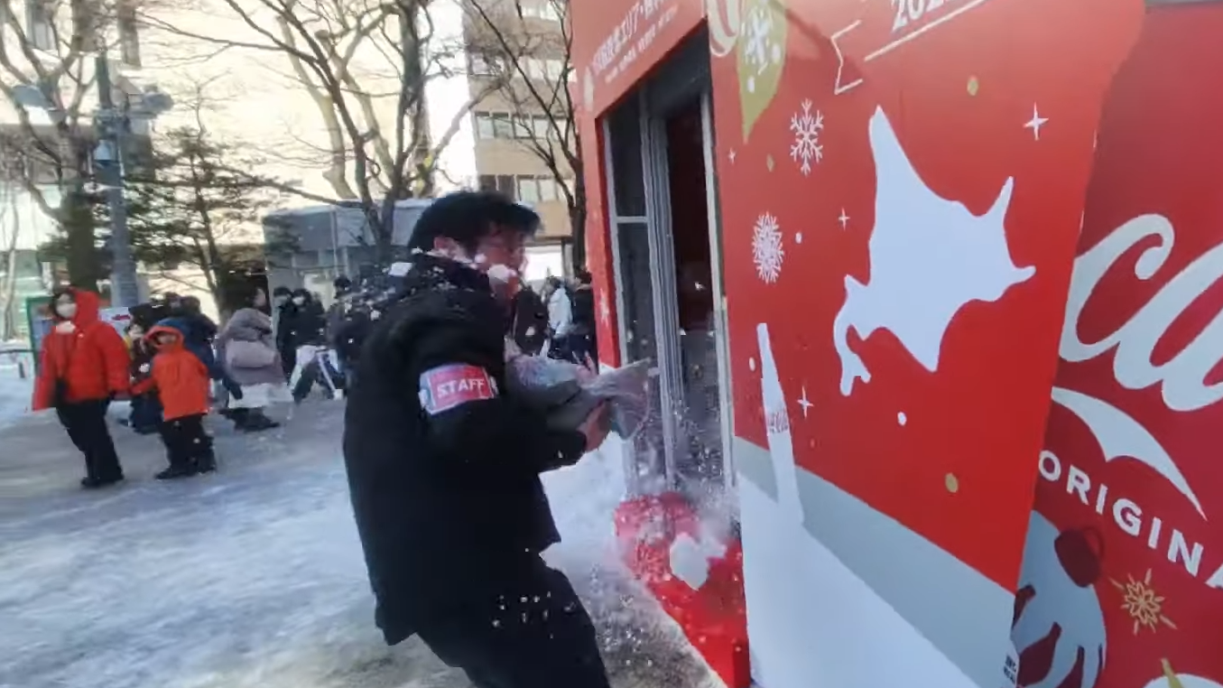 男子向義工投擲大雪球，令義工臉部留下紅印。(影片截圖)