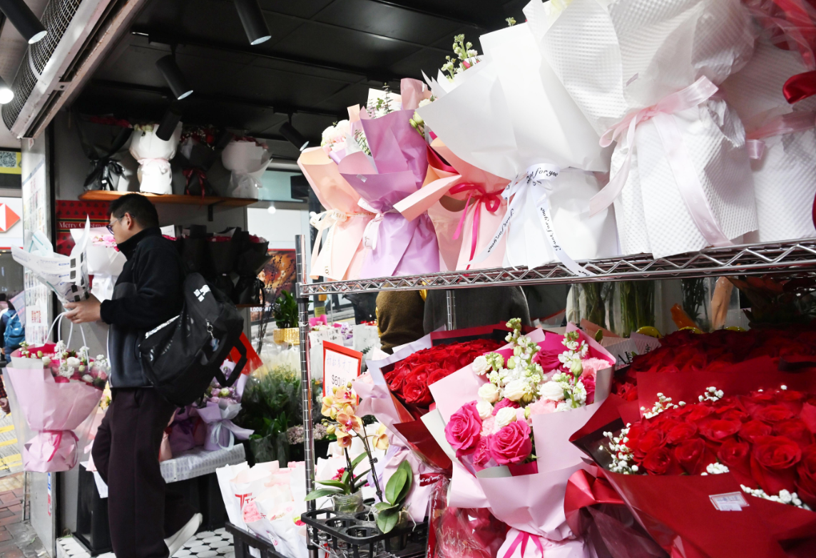 2月14日是西方情人節，不少花店將花束放在當眼處，以紅玫瑰為主，也有其他顏色的玫瑰。　香港中通社圖片