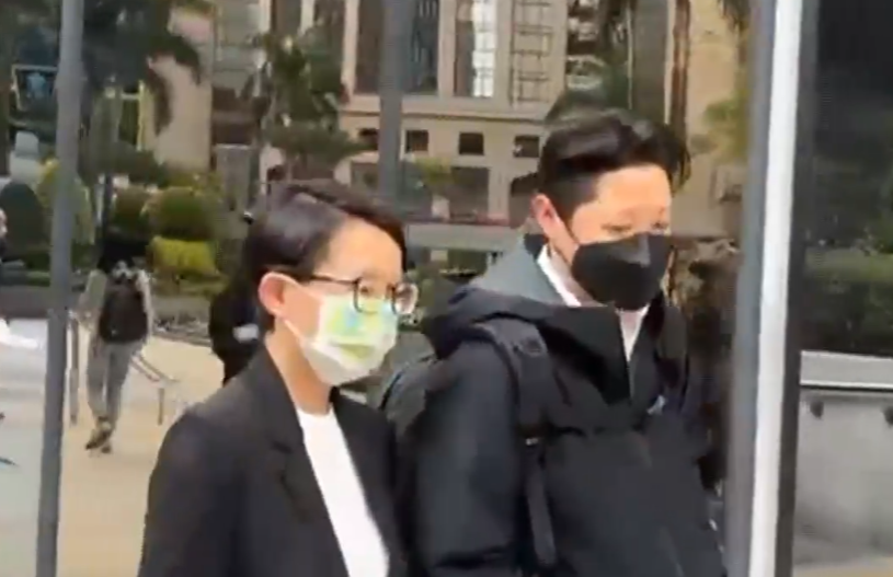 李雪菁(左)聽取裁決後離開區域法院 (有線新聞畫面)