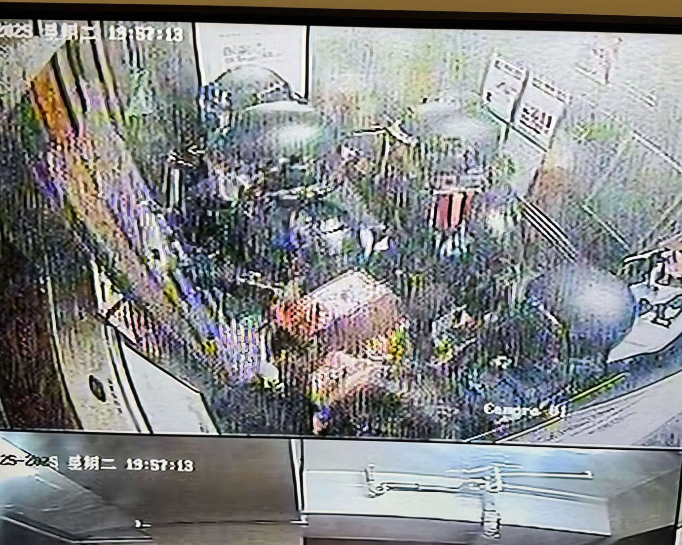 社交平台流傳一張翻拍閉路電視畫面的相片，可見晚上7時57分在一架升降機內有多名戴上頭盔、手持盾牌的警員，帖文寫道，「街坊報料屯門山景邨景業樓7:57左右有人喺大堂持刀，已被警員制服」。(屯門友@Threads)