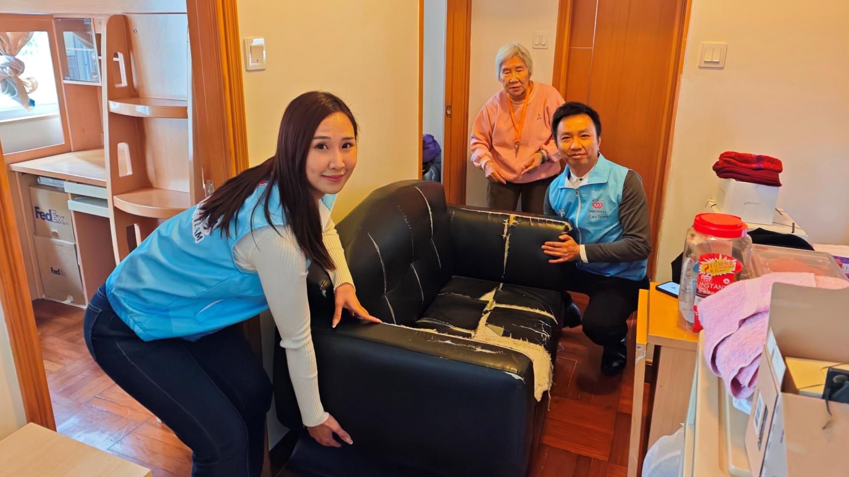 「亞視暖男」黃守東邀「最索經理人」林寶玉獻出第一次，幫長者搬梳化