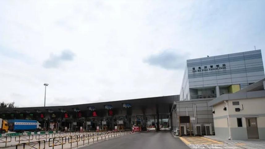 落馬洲管制站直通巴返港，48歲男乘客昏迷送院不治。(資料圖片)