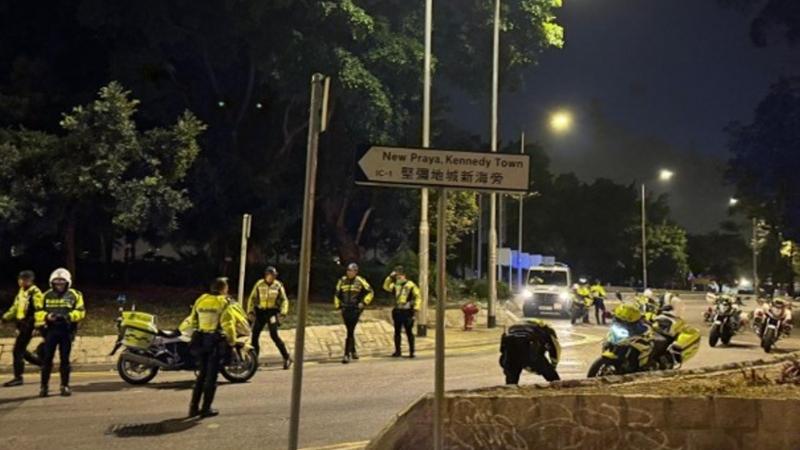 西區警察鐵馬自炒，警員墮地受傷送院。(FB/西環變幻時)