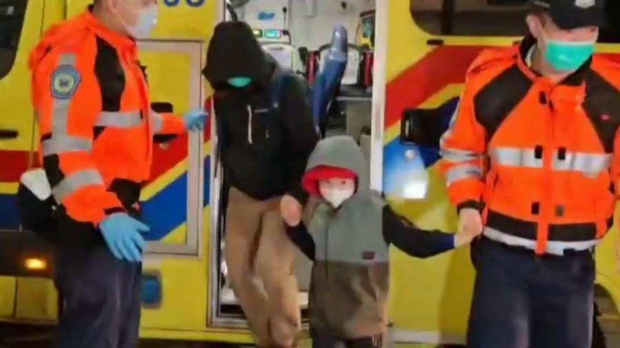 八仙嶺姑姪遠足失蹤凌晨尋回，6歲童現低溫症由直升機送院。(有線新聞截圖)