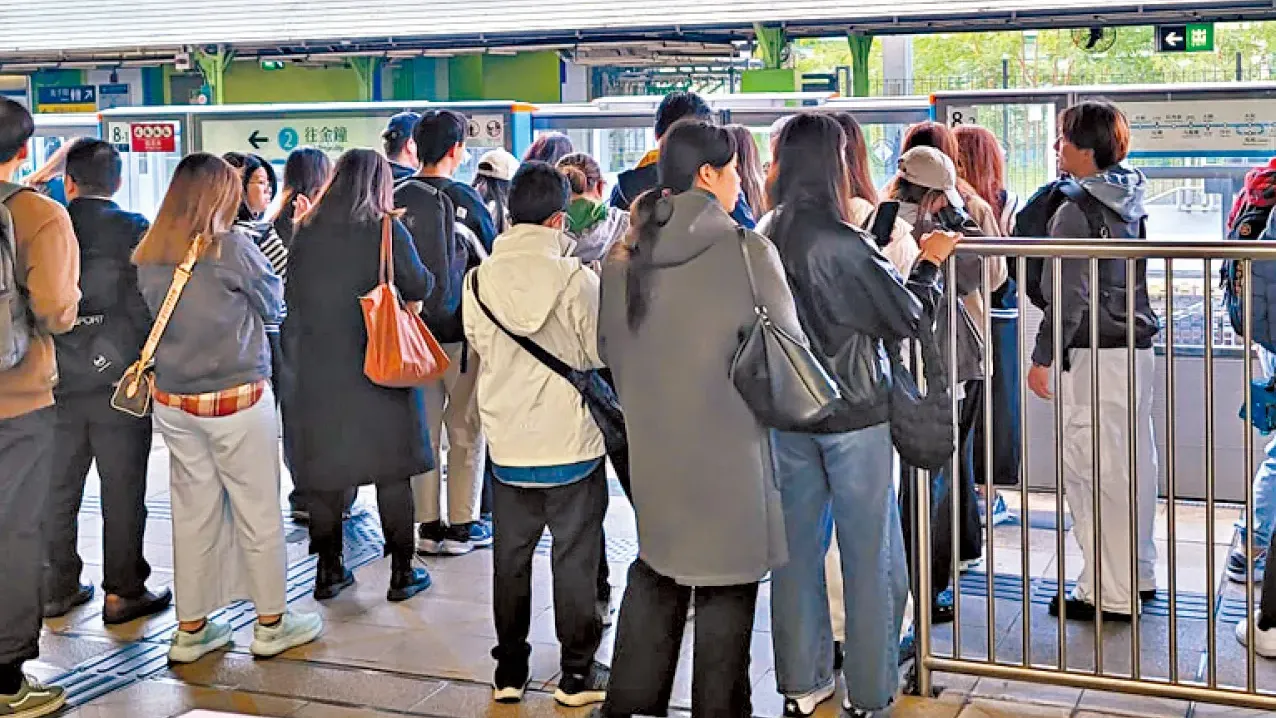 港鐵太和站周三因工程車故障服務延誤7小時，當時有大批乘客候車