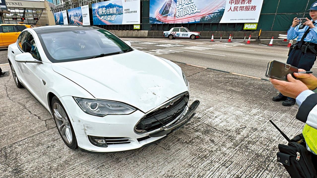 紅隧冧石屎 擊毀Tesla車頭